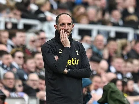 Tottenham sa thải huấn luyện viên tạm quyền sau trận thảm bại