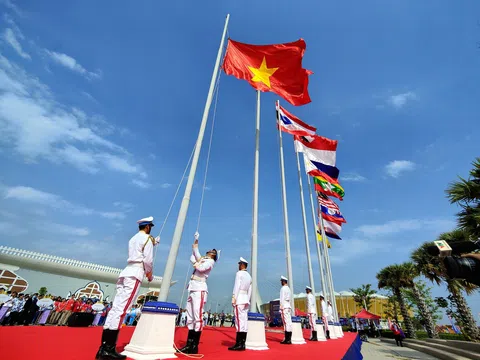 Lễ thượng cờ 11 quốc gia tham dự SEA Games 32