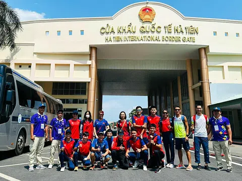 Đội tuyển các môn phối hợp di chuyển đường bộ sang Campuchia dự SEA Games 32