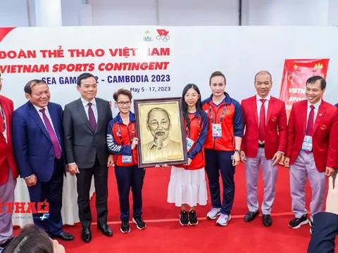 Phó Thủ tướng Trần Lưu Quang thăm, động viên đoàn Thể thao Việt Nam tại Làng Vận động viên SEA Games 32