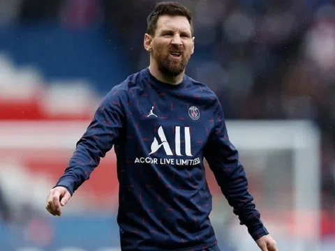 Lionel Messi phải giảm sâu lương để trở lại khoác áo Barcelona