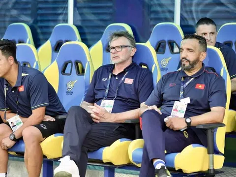 Huấn luyện viên Troussier cho cầu thủ nghỉ ngơi chờ “tọa sơn quan hổ đấu”