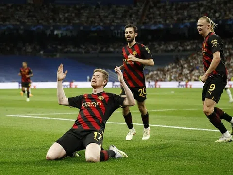 De Bruyne sắm vai người hùng, Man City thoát thua