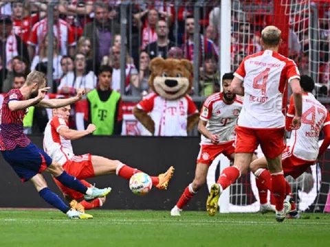 Bayern Munich lâm nguy trong cuộc đua vô địch sau trận thua ngược