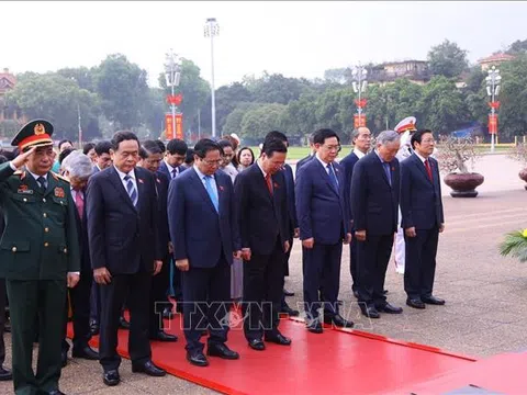 Đại biểu dự Kỳ họp thứ năm, Quốc hội khóa XV vào Lăng viếng Chủ tịch Hồ Chí Minh