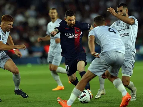 Messi bị la ó trong ngày Paris Saint-Germain được trao Cúp vô địch