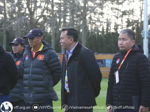 Chủ tịch VFF động viên các cầu thủ trước trận gặp Bồ Đào Nha