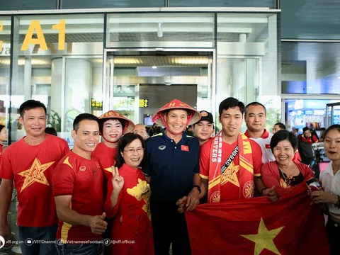 Đội tuyển nữ Việt Nam trở về trong sự chào đón của người hâm mộ