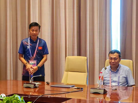 Chủ tịch VFF Trần Quốc Tuấn thăm và động viên đội tuyển Olympic Việt Nam