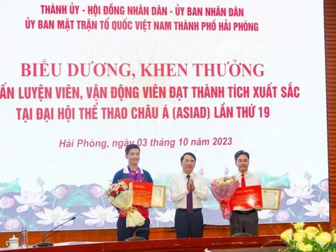 Thành phố Hải Phòng trao thưởng hơn 338 triệu đồng cho thầy trò xạ thủ Phạm Quang Huy