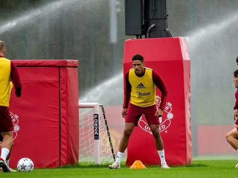 Trung vệ Raphael Varane tin Man United có thể vô địch Champions League