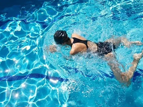 Bạn Quốc Khánh - ở Lâm Đồng hỏi: Xin cho biết, khi mới học bơi nên học kiểu bơi nào trước?
