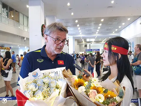 Đội tuyển Việt Nam đến Manila trong sự chào đón nồng nhiệt của người hâm mộ