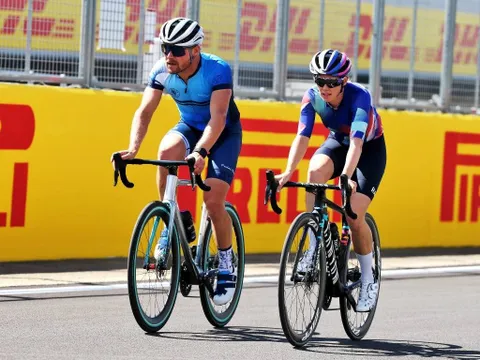 Tay đua Công thức 1 quyên góp được 150.000 USD nhờ lịch khỏa thân 