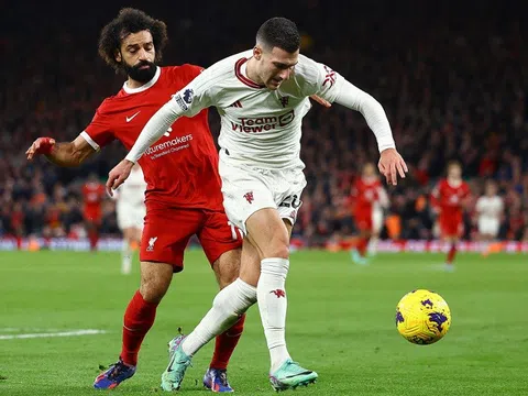 Sau vòng 17 Premier League: Arsenal trở lại ngôi đầu, Man United buộc Liverpool chia điểm