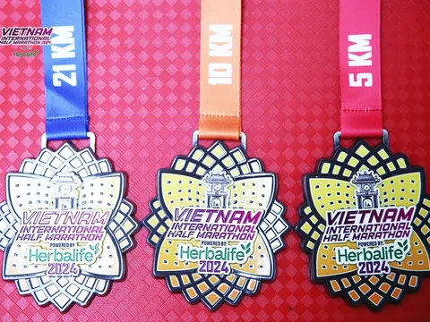 Huy chương giải Bán Marathon Quốc tế Việt Nam 2024 đã có mặt tại Hà Nội