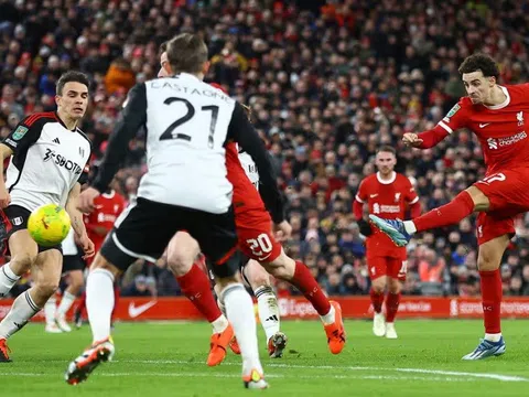 Liverpool đặt một chân vào chung kết Cúp Liên đoàn Anh