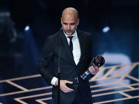 Huấn luyện viên Pep Guardiola lần đầu tiên trong sự nghiệp giành giải thưởng FIFA The Best