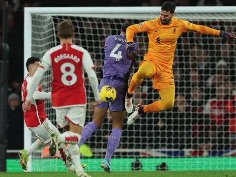 Arsenal hạ gục Liverpool để thắp lại hy vọng trong cuộc đua vô địch