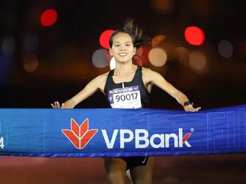 Giải chạy VPBank VnExpress Marathon Ho Chi Minh City Midnight 2024 diễn ra sôi nổi