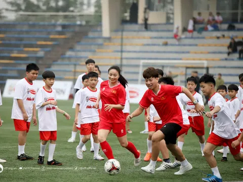 Các tuyển thủ giao lưu cùng các em nhỏ Làng Trẻ em SOS Việt Nam