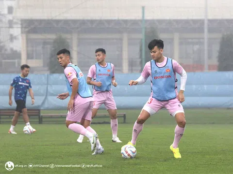 Hậu vệ Việt Anh trở lại tập luyện, đội tuyển Việt Nam làm quen với bóng thi đấu trận lượt đi gặp Indonesia