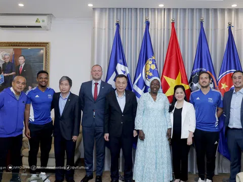 Chủ tịch Liên đoàn Bóng đá Việt Nam Trần Quốc Tuấn tiếp đoàn công tác Bóng đá học đường FIFA