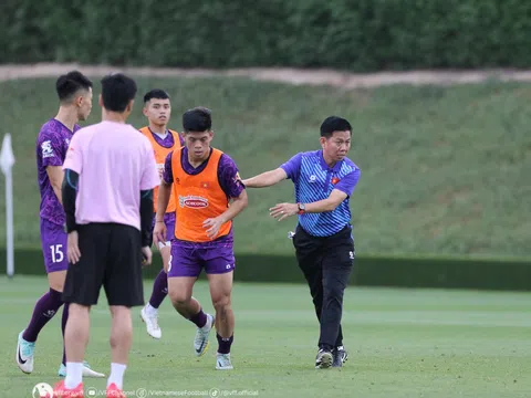 Huấn luyện viên Hoàng Anh Tuấn chạy thử đội hình U23 Việt Nam