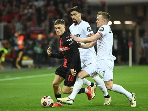 Leverkusen đặt một chân vào bán kết Europa League