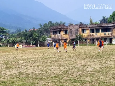 Gần 300 thí sinh dự tuyển lớp năng khiếu bóng đá 