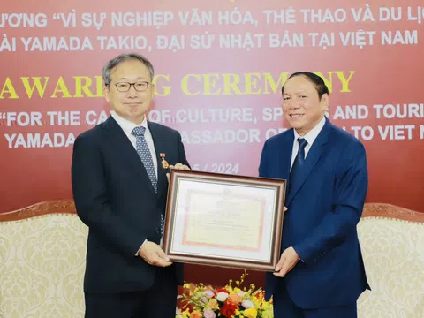 Trao tặng kỷ niệm chương “Vì sự nghiệp Văn hóa, Thể thao và Du lịch” cho Đại sứ Nhật Bản tại Việt Nam