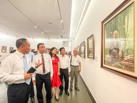 Khai mạc triển lãm “Tấm lòng của họa sĩ Việt kiều với Bác Hồ”