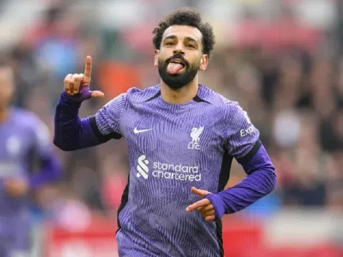 Huấn luyện viên Arne Slot của Liverpool đau đầu với tương lai của Salah