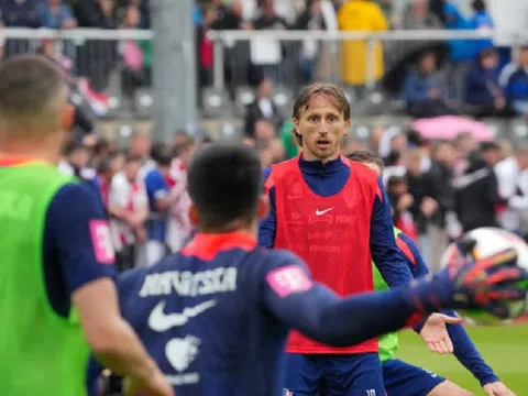 Tiền vệ Luka Modric bị cổ động viên Croatia làm phiền