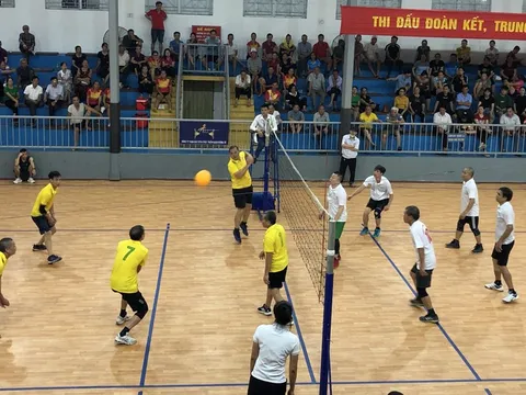 Hơn 300 vận động viên tranh tài giải Bóng chuyền hơi người cao tuổi thành phố Yên Bái  