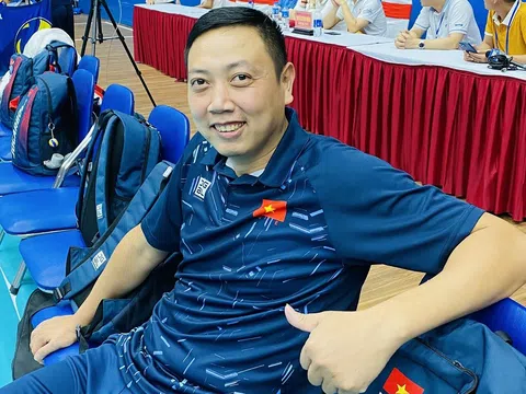 Huấn luyện viên Nguyễn Trọng Linh dẫn dắt đội tuyển bóng chuyền nữ U20 Việt Nam tại giải vô địch châu Á 2024