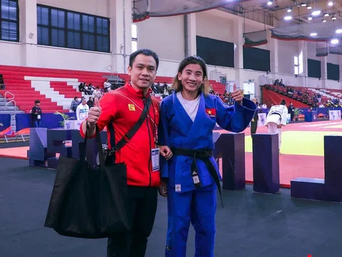 Liên đoàn Judo Việt Nam trao thưởng cho võ sĩ Hoàng Thị Tình và huấn luyện viên Nguyễn Duy Khanh