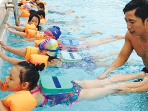 Bạn Gia Khang - ở Vĩnh Phúc hỏi: Xin cho biết, độ tuổi thích hợp cho trẻ học bơi và làm thế nào để bảo đảm an toàn cho trẻ học bơi?