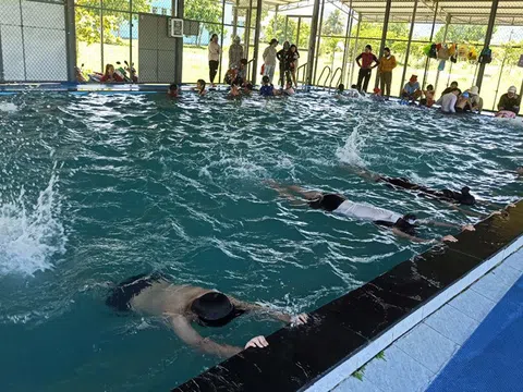 Huyện Đồng Xuân tập huấn kỹ năng bơi cho học sinh