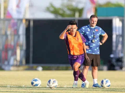 Huấn luyện viên Hứa Hiền Vinh giải tỏa tâm lý cho các học trò trước trận đấu cuối vòng bảng