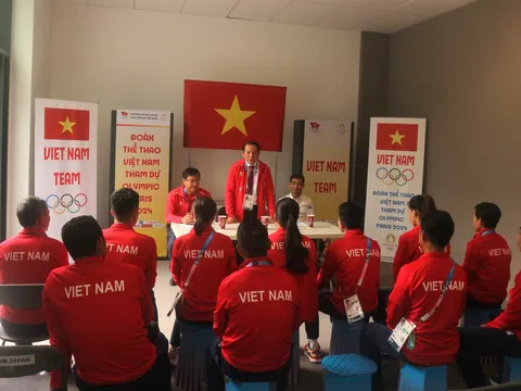 Bộ trưởng Nguyễn Văn Hùng tới thăm, động viên đoàn Thể thao Việt Nam tại Paris 