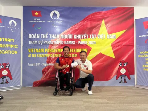 Lực sĩ Lê Văn Công nhận thưởng "nóng" cho tấm huy chương đồng Paralympic 2024