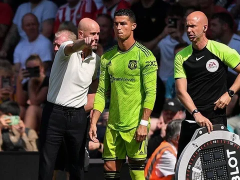 Huấn luyện viên Erik ten Hag bị miệt thị, nhận cảnh cáo từ người cũ của Man United