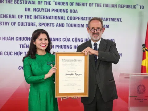 Trao Huân chương Công trạng của Cộng hòa Italia cho Cục trưởng Cục Hợp tác quốc tế Nguyễn Phương Hòa