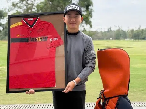 Golfer Nguyễn Anh Minh đấu giá áo và túi gậy hỗ trợ xây dựng trường học cho trẻ em vùng cao