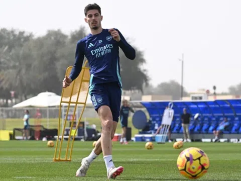 Chelsea và Arsenal cùng rơi vào khủng hoảng lực lượng