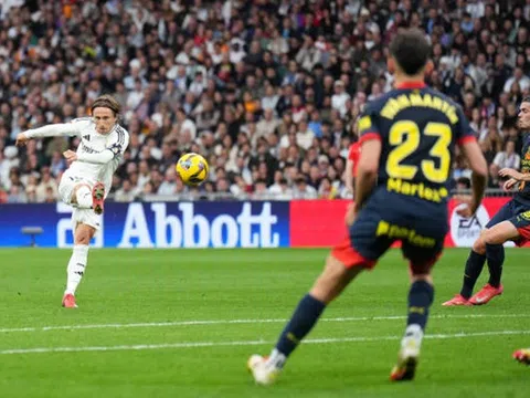 Vòng 25 La Liga: Modric lập siêu phẩm giúp Real Madrid đòi lại vị trí thứ hai từ tay Atletico