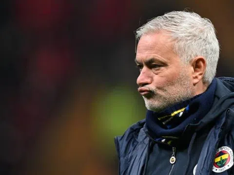 Huấn luyện viên Jose Mourinho bị phạt nặng vì "vạ miệng"