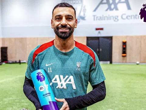 Mohamed Salah và Kaoru Mitoma được vinh danh