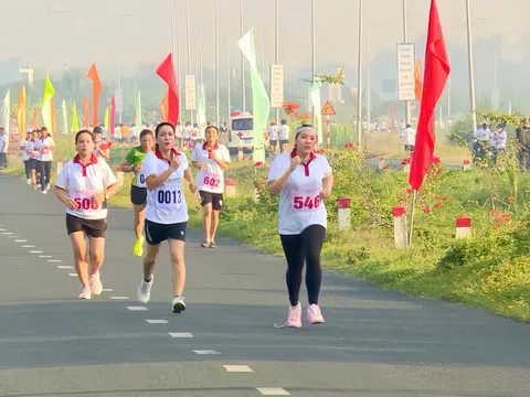Thành phố Tân An: Hơn 1.000 người tham gia giải Việt dã chào mừng 50 năm thống nhất đất nước